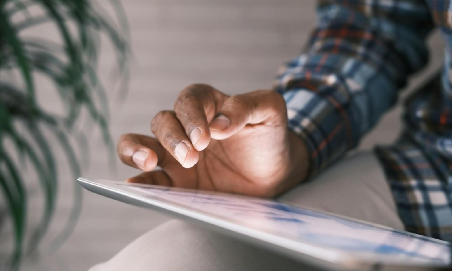 Budgetplanung Arbeitsumgebung mit Dokumenten und Laptop